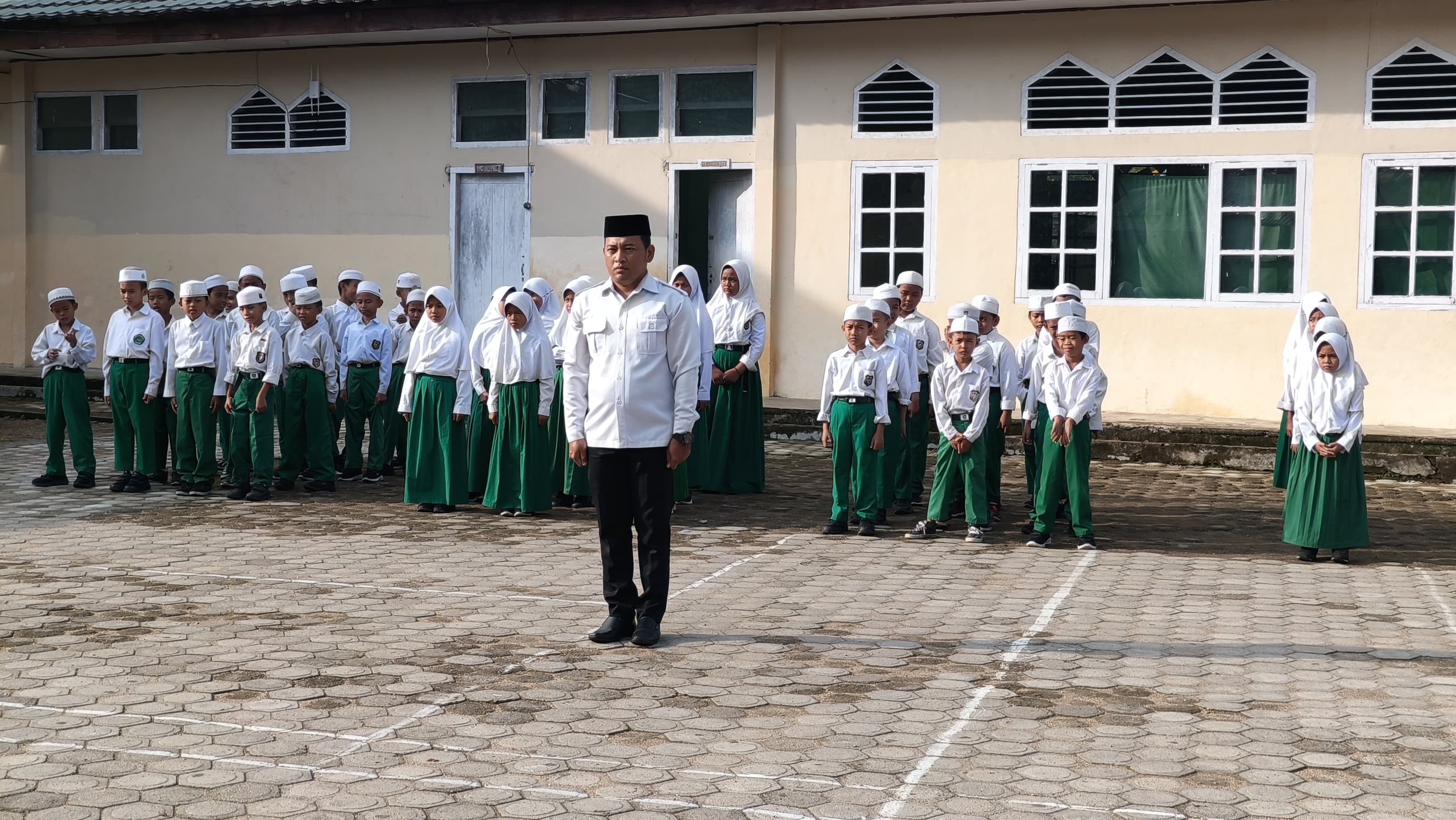 MIN 3 Muaro Jambi Gelar Upacara Hari Pahlawan Teladani Pejuang Bangsa 